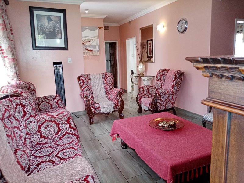 This Charming Residence Offers A Rare Oppoturnity  To Own A Piece Of Timeless Elegance !! - Photo 7