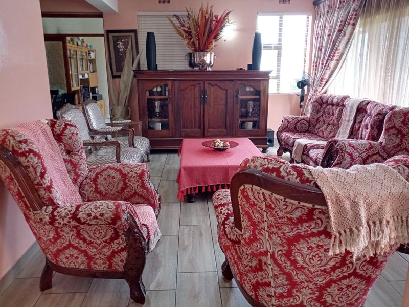 This Charming Residence Offers A Rare Oppoturnity  To Own A Piece Of Timeless Elegance !! - Photo 6