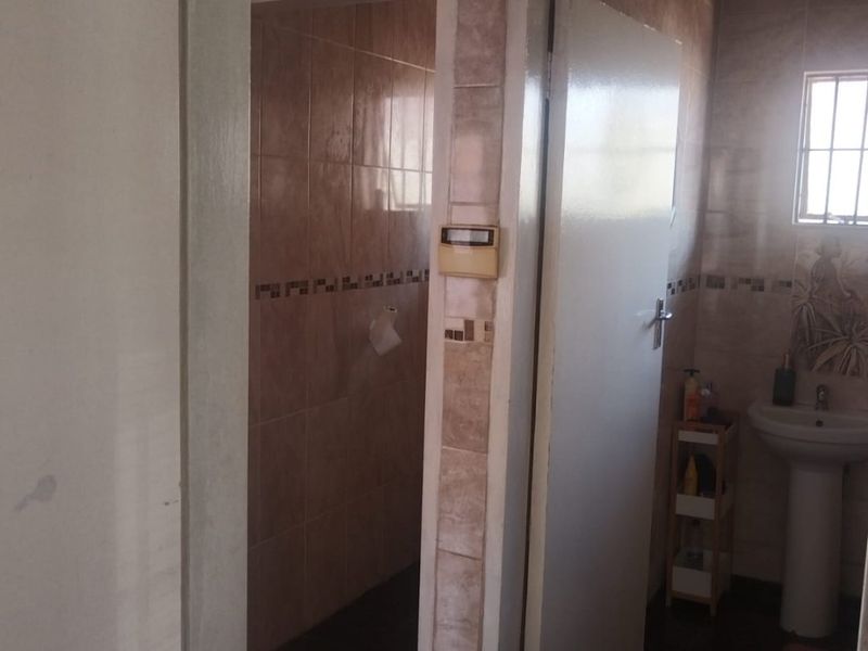 Charming 3 Bed Home in Mabopane Lebanon - Photo 4