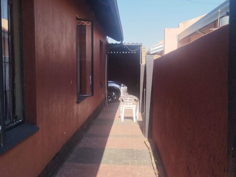 Charming 3 Bed Home in Mabopane Lebanon - Photo 8