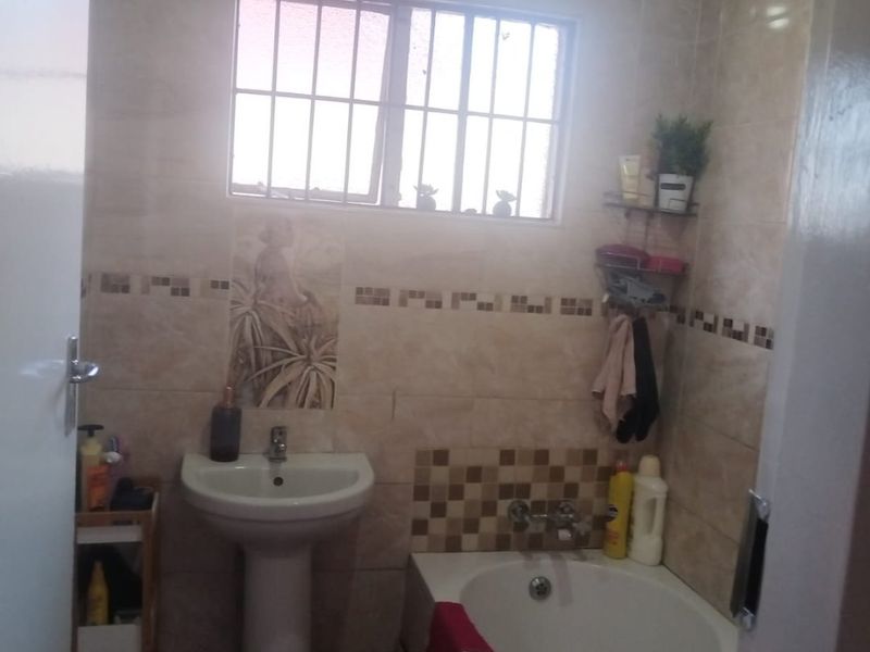 Charming 3 Bed Home in Mabopane Lebanon - Photo 10