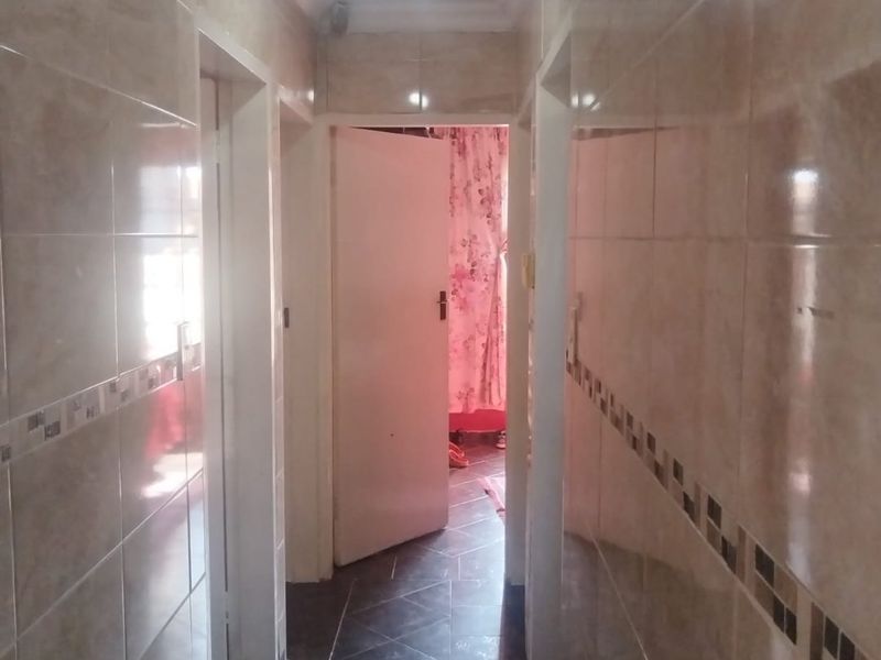 Charming 3 Bed Home in Mabopane Lebanon - Photo 2