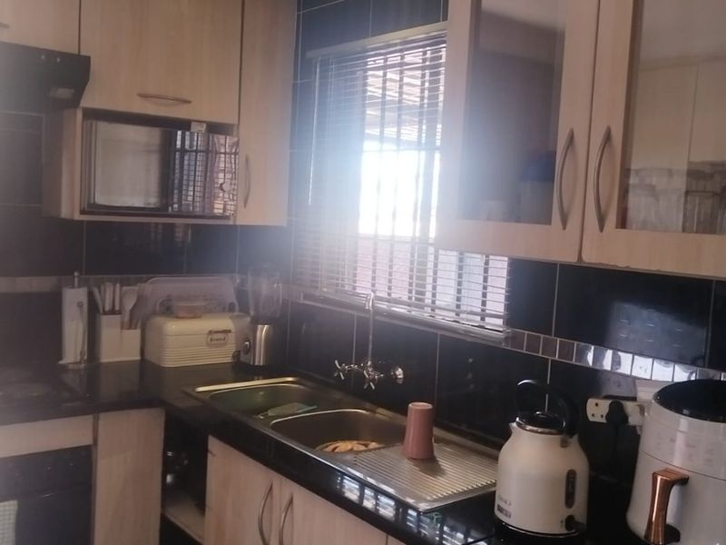 Charming 3 Bed Home in Mabopane Lebanon - Photo 1