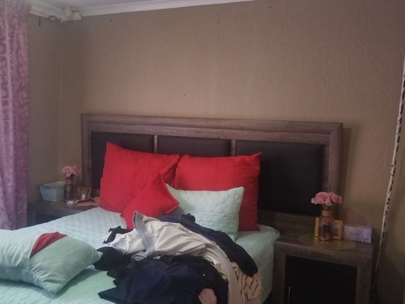 Charming 3 Bed Home in Mabopane Lebanon - Photo 4