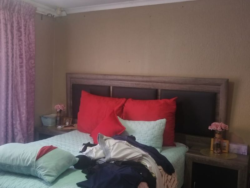 Charming 3 Bed Home in Mabopane Lebanon - Photo 9