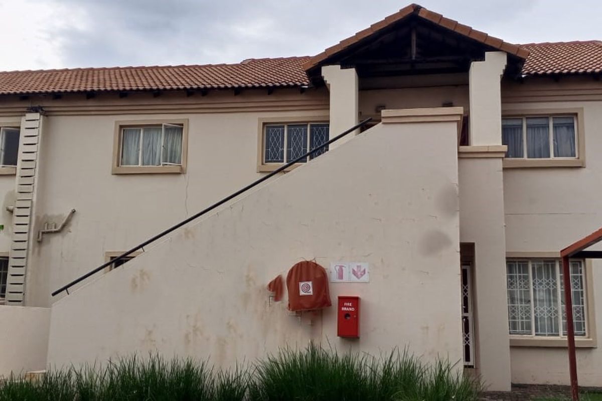 Elegant 3-Bedroom Home for Sale in Countryview Estates-Countryview - Photo 2