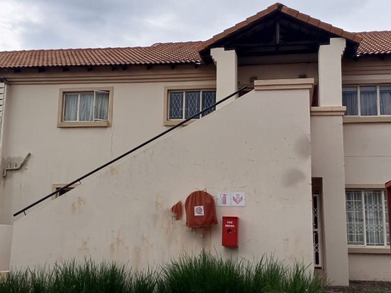 Elegant 3-Bedroom Home for Sale in Countryview Estates-Countryview - Photo 2