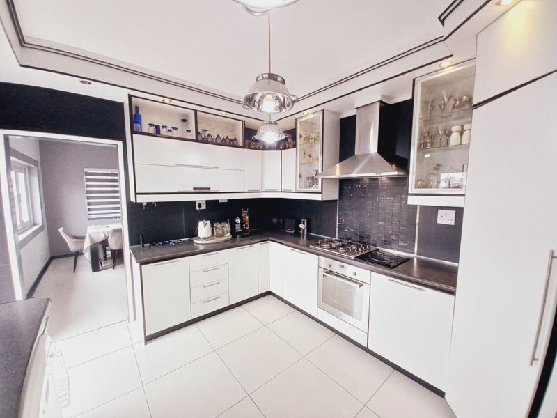 Gerdview Family Home with  Modern 2 Bedroom Cottage and Pool - Photo 10