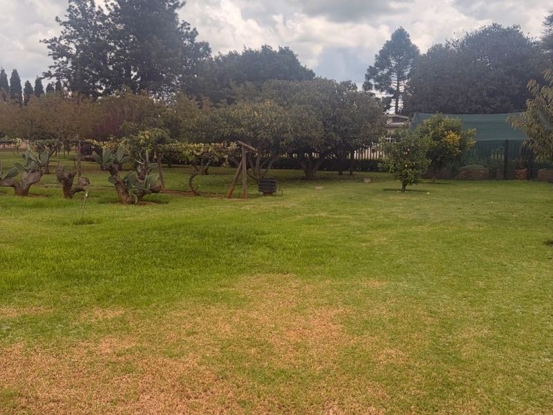 ?? STUNNING 2-HECTARE PLOT FOR SALE ?? Space, Comfort & Endless Potential!  This beautiful and well-maintained ±2-hectare plot offers the perfect blend of peaceful country living and modern convenience — ideal for families, small-scale farming, or anyone looking for extra space.  ?? Property Features: • Spacious 4-bedroom home • Well-kept interiors with a warm, homely feel • Large yards – perfect for kids, pets & outdoor living • Workshop – ideal for business, storage, or hobbies • Plenty of space for livestock or small farming activities  ?? Why You’ll Love This Property: • Located in a good, sought-after area • Peaceful surroundings with room to grow • Perfect for self-sustainable living or investment • Endless potential to expand or develop  ? Whether you’re looking to escape the city, start a small farm, or simply enjoy wide open space — this property ticks all the boxes! - Photo 8