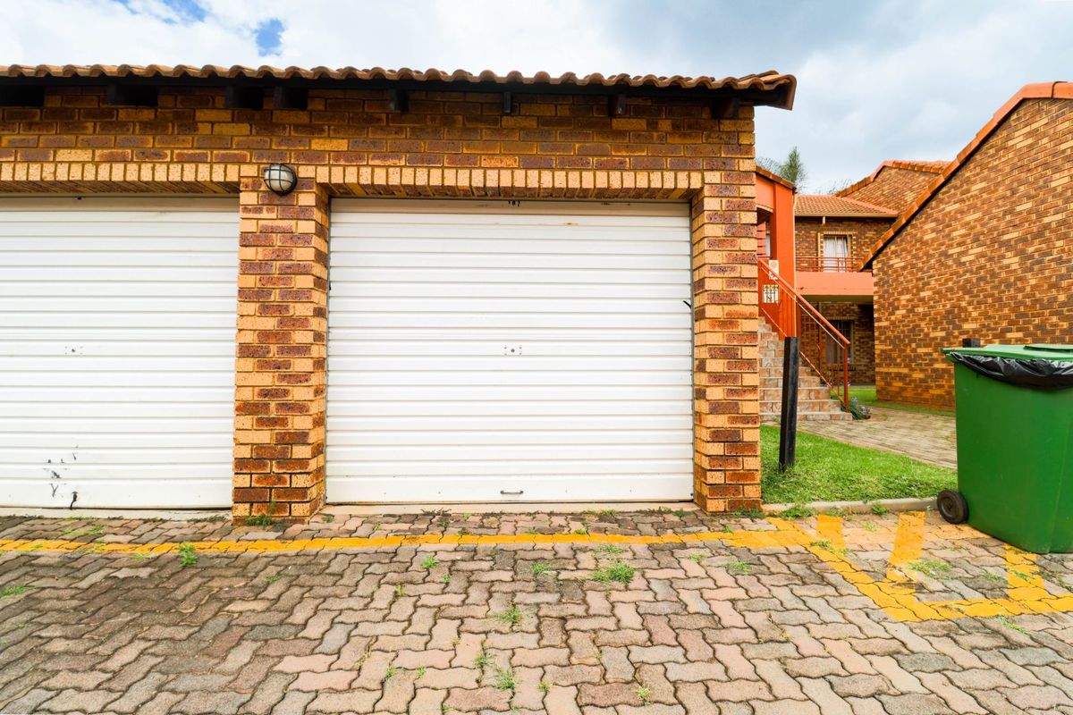 2 Bedroom, 1 Bathroom Unit for Rent in Equestria, Pretoria East  - Photo 2