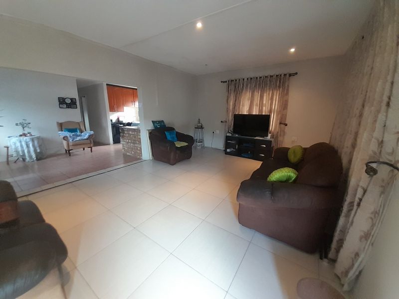 SPACIOUS FAMILY HOME. - Photo 5