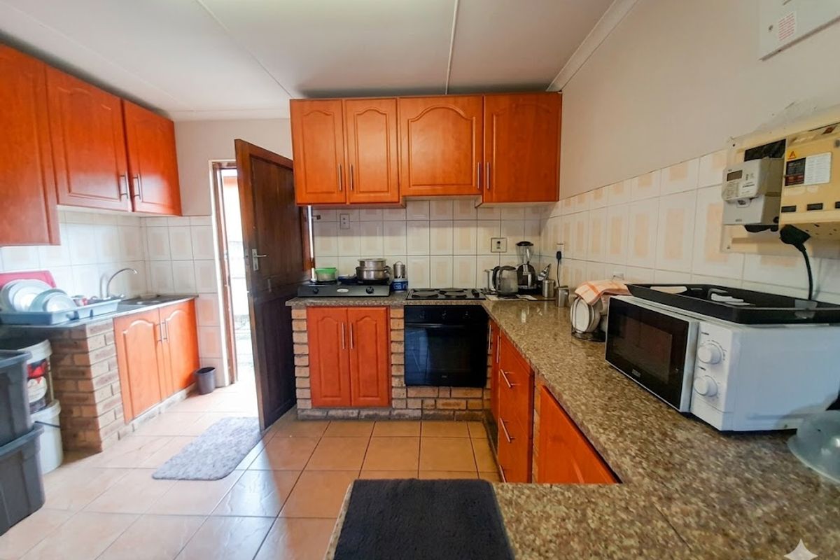 SPACIOUS FAMILY HOME. - Photo 4