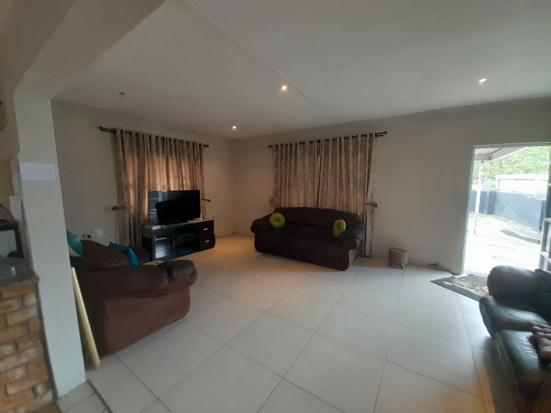 SPACIOUS FAMILY HOME. - Photo 7