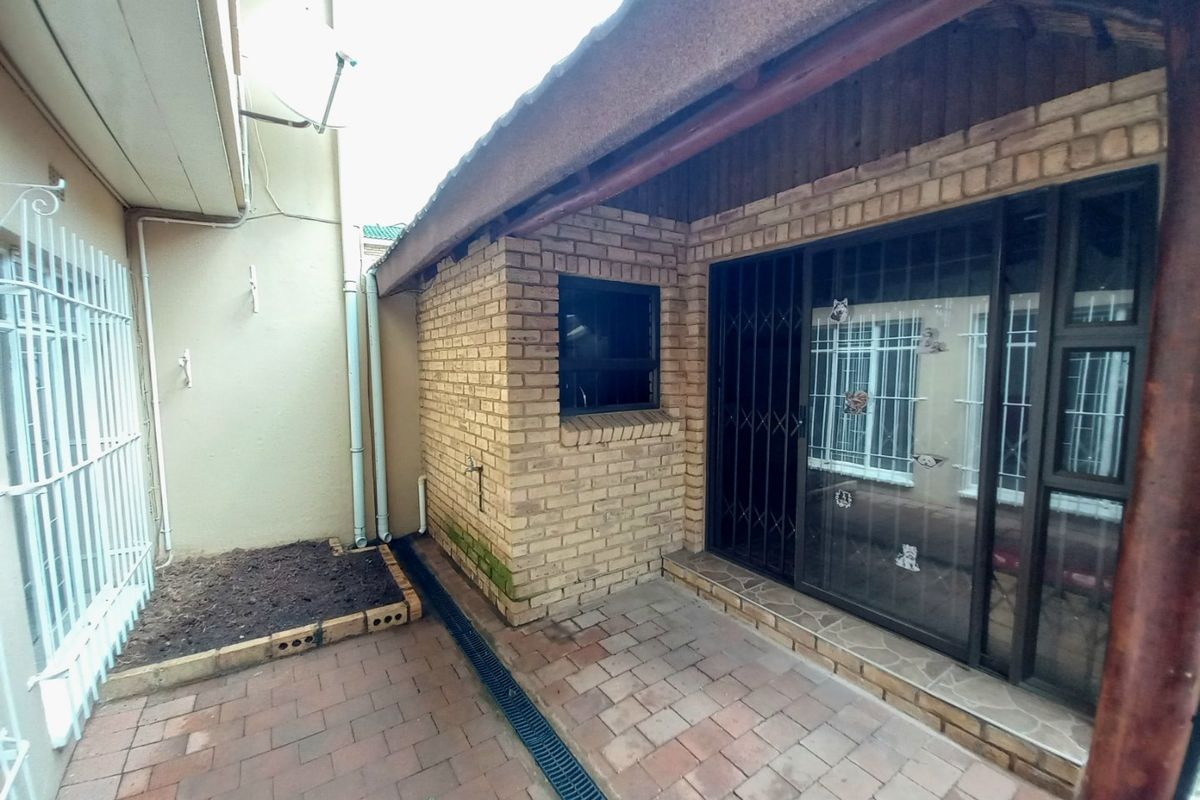 Primrose Hill Townhouse with braai haven - Photo 4