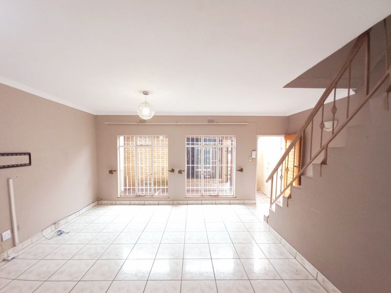 Primrose Hill Townhouse with braai haven - Photo 8