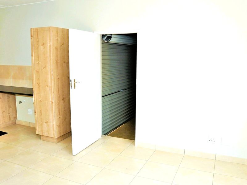 Modern Living in the sought-after Pebble Lane Complex - Photo 10