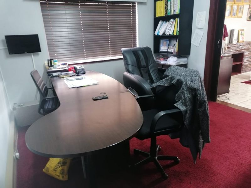 Family Home with Bonus Granny Flat – Great Value!  - Photo 10