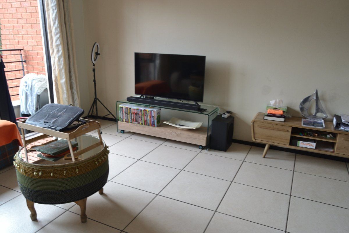 Modern Living Made Easy – Stylish 2-Bedroom Flat with Great Amenities! - Photo 2