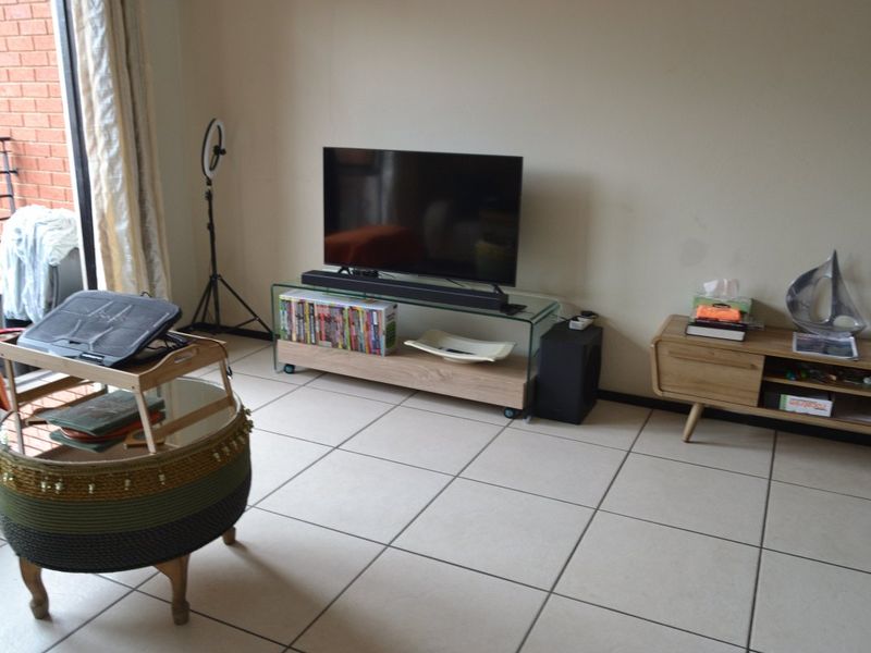 Modern Living Made Easy – Stylish 2-Bedroom Flat with Great Amenities! - Photo 2