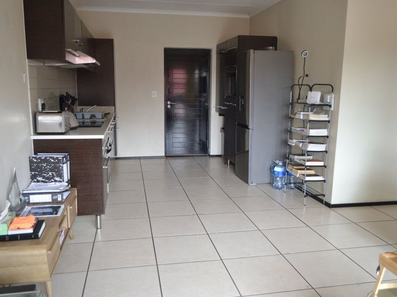 Modern Living Made Easy – Stylish 2-Bedroom Flat with Great Amenities! - Photo 7