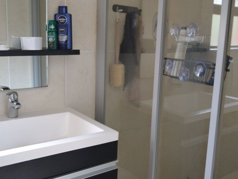 Modern Living Made Easy – Stylish 2-Bedroom Flat with Great Amenities! - Photo 6