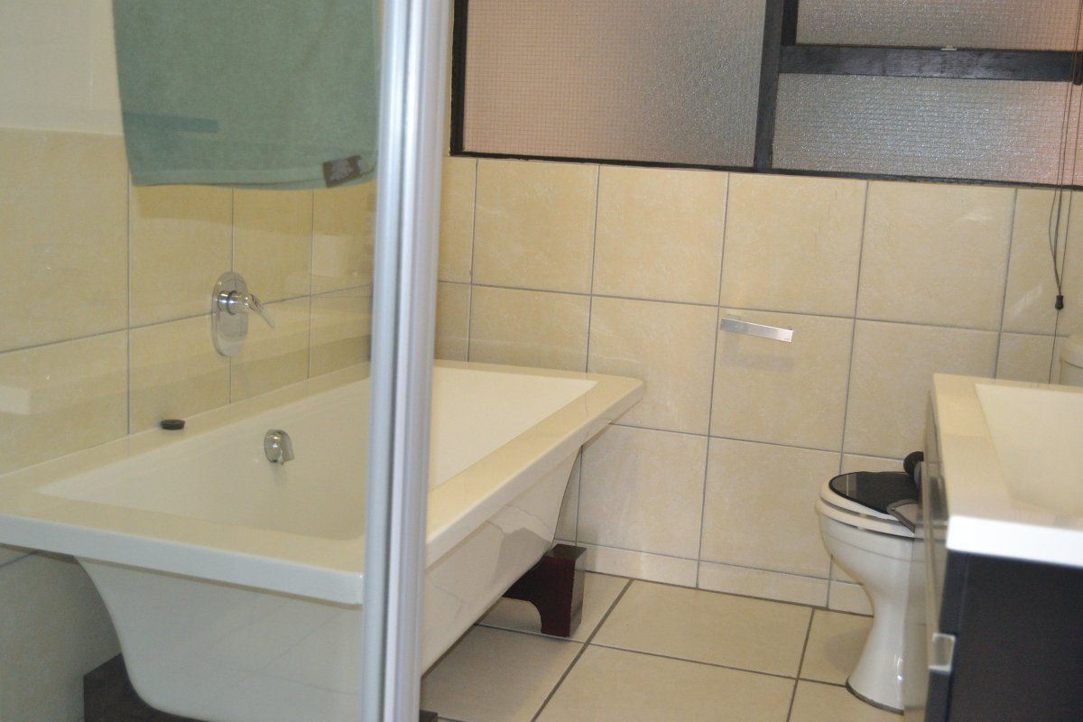 Modern Living Made Easy – Stylish 2-Bedroom Flat with Great Amenities! - Photo 5