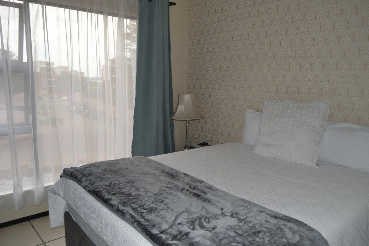 Modern Living Made Easy – Stylish 2-Bedroom Flat with Great Amenities! - Photo 4