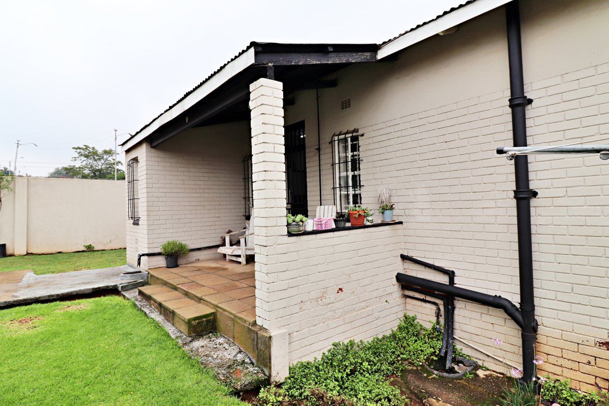 Affordable 3-Bedroom Home with Extra Parking & Dual Entrances! - Photo 4