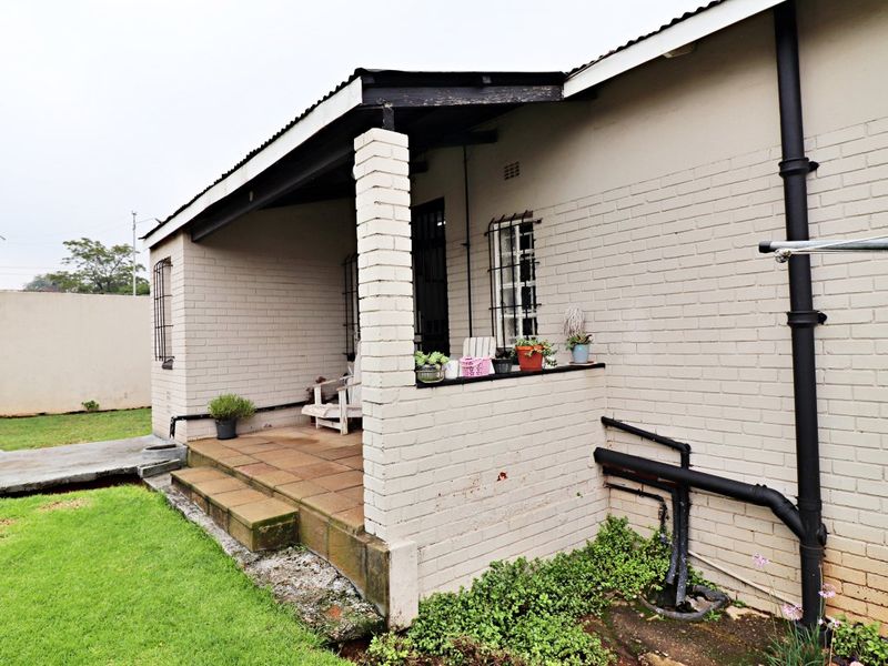 Affordable 3-Bedroom Home with Extra Parking & Dual Entrances! - Photo 4