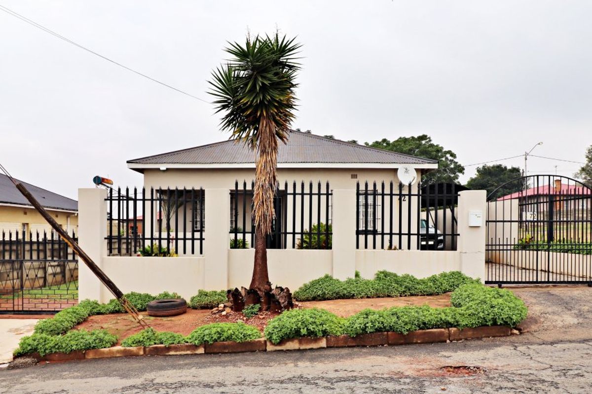 Affordable 3-Bedroom Home with Extra Parking & Dual Entrances! - Photo 2