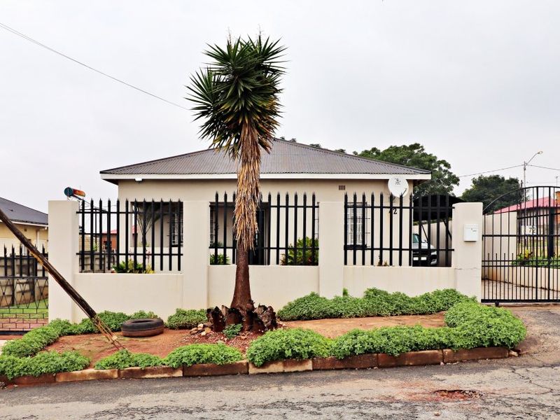 Affordable 3-Bedroom Home with Extra Parking & Dual Entrances! - Photo 2