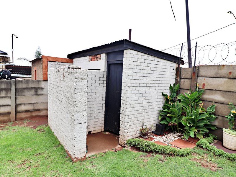 Affordable 3-Bedroom Home with Extra Parking & Dual Entrances! - Photo 9