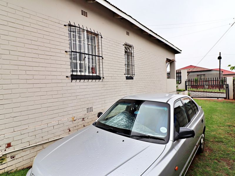 Affordable 3-Bedroom Home with Extra Parking & Dual Entrances! - Photo 6