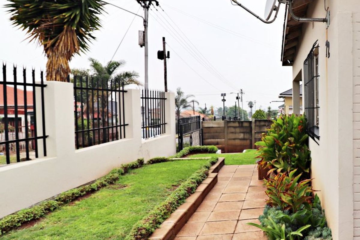 Affordable 3-Bedroom Home with Extra Parking & Dual Entrances! - Photo 3