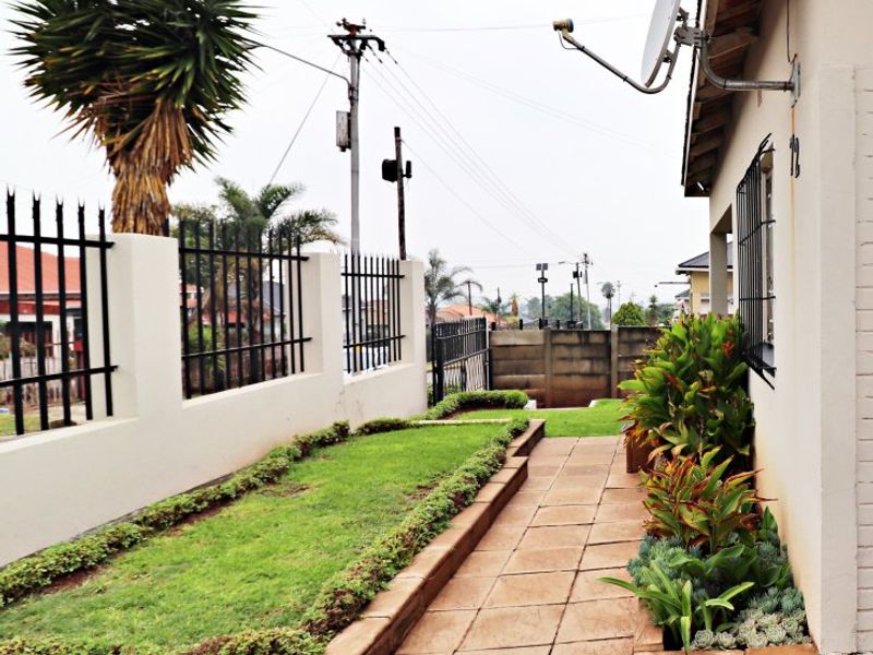 Affordable 3-Bedroom Home with Extra Parking & Dual Entrances! - Photo 3