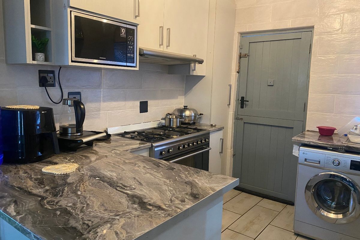 PPRA Registered Gorgeous Gompo Gem – Stylish 3-Bedroom, 2-Bathroom Home- Lounge - Dining Room- Kitchen - Photo 4