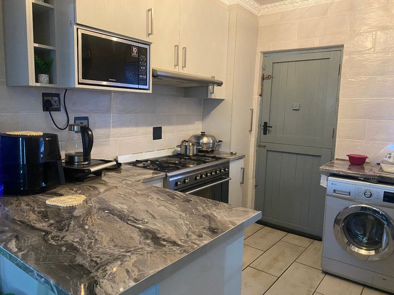 PPRA Registered Gorgeous Gompo Gem – Stylish 3-Bedroom, 2-Bathroom Home- Lounge - Dining Room- Kitchen - Photo 4