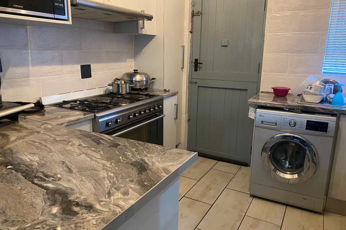 PPRA Registered Gorgeous Gompo Gem – Stylish 3-Bedroom, 2-Bathroom Home- Lounge - Dining Room- Kitchen - Photo 3