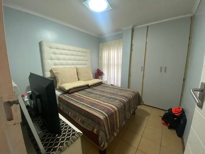 PPRA Registered Gorgeous Gompo Gem – Stylish 3-Bedroom, 2-Bathroom Home- Lounge - Dining Room- Kitchen - Photo 10