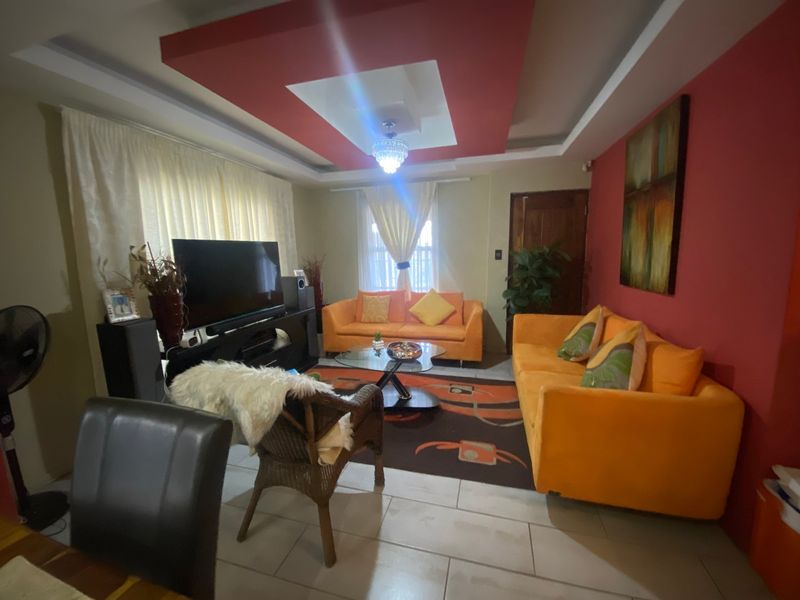 PPRA Registered Gorgeous Gompo Gem – Stylish 3-Bedroom, 2-Bathroom Home- Lounge - Dining Room- Kitchen - Photo 8