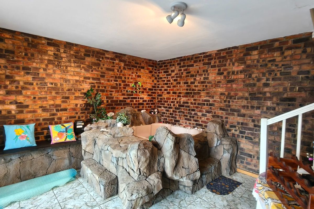 Spacious 5 bed home in Krugersdorp with fibre - Photo 4