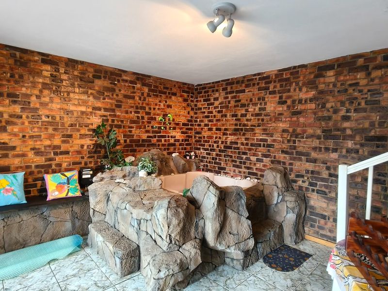 Spacious 5 bed home in Krugersdorp with fibre - Photo 4