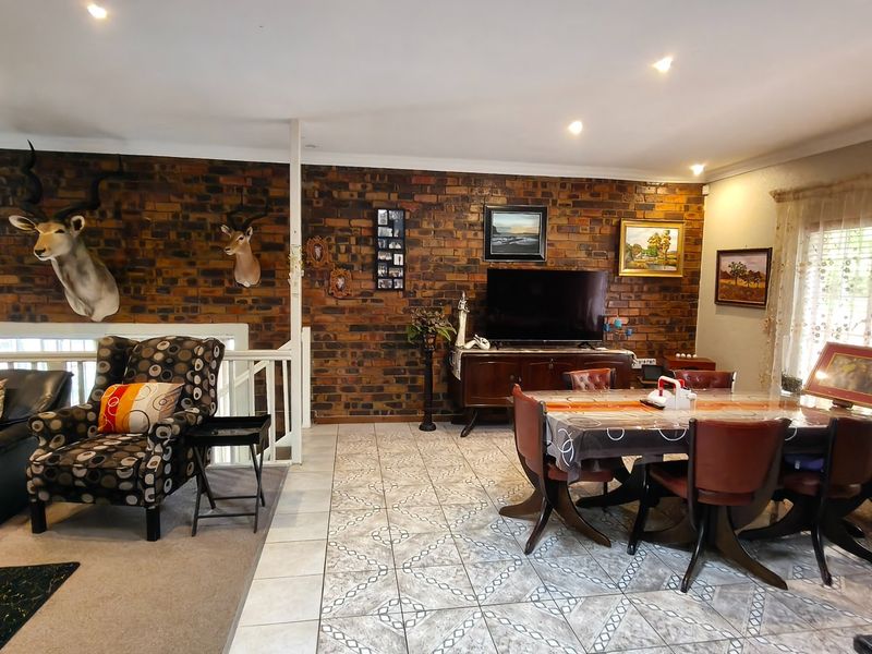 Spacious 5 bed home in Krugersdorp with fibre - Photo 9