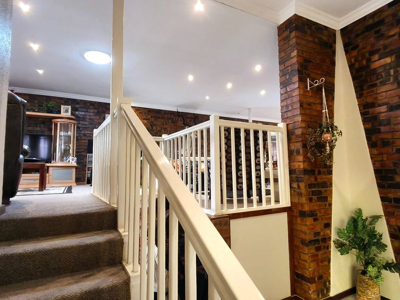 Spacious 5 bed home in Krugersdorp with fibre - Photo 6