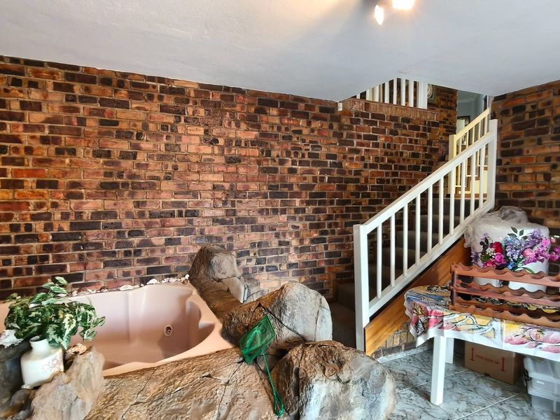 Spacious 5 bed home in Krugersdorp with fibre - Photo 5