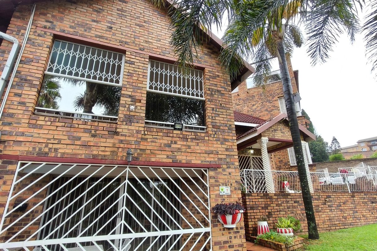 Spacious 5 bed home in Krugersdorp with fibre - Photo 2