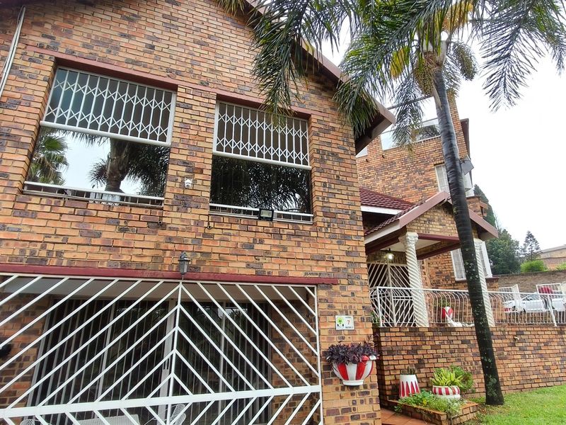 Spacious 5 bed home in Krugersdorp with fibre - Photo 2