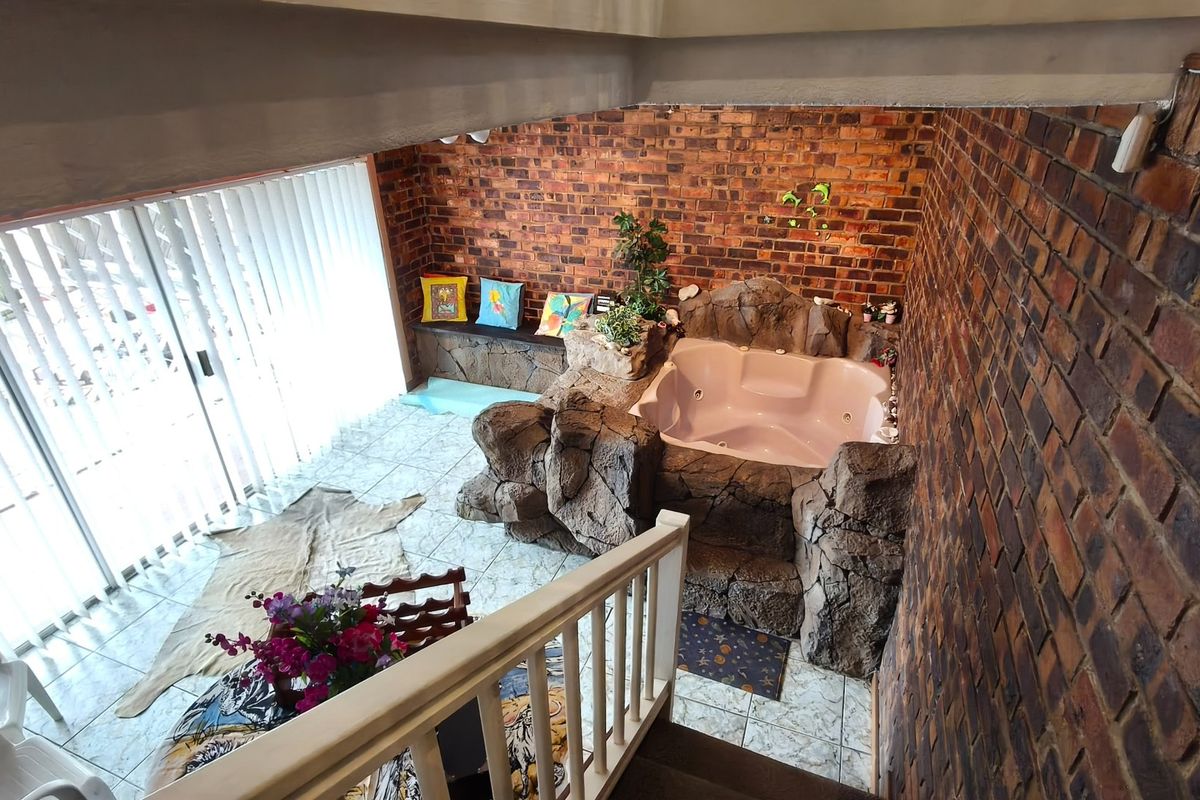 Spacious 5 bed home in Krugersdorp with fibre - Photo 3