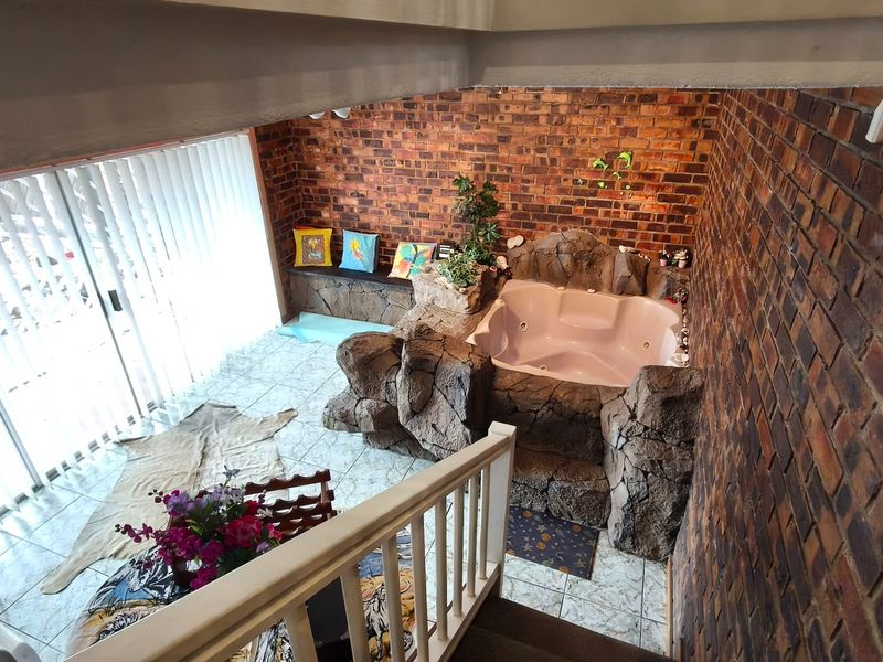 Spacious 5 bed home in Krugersdorp with fibre - Photo 3