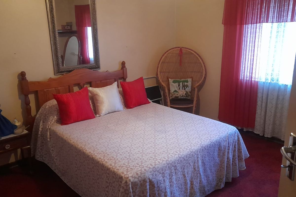 A beautifully maintained home  - Photo 3